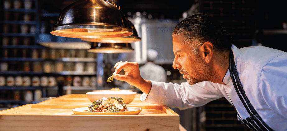 Chef al pass durante il servizio